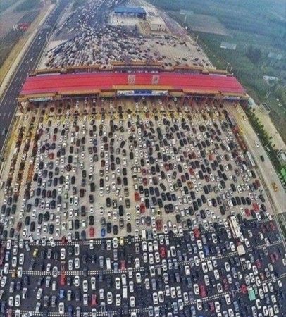 eslinchina's tweet photo. This 50 lane Beijing highway merges into only 4 lanes, causing hours worth of delays for drivers every day... 😬 #onlyinchina https://t.co/u4pA8Po29V