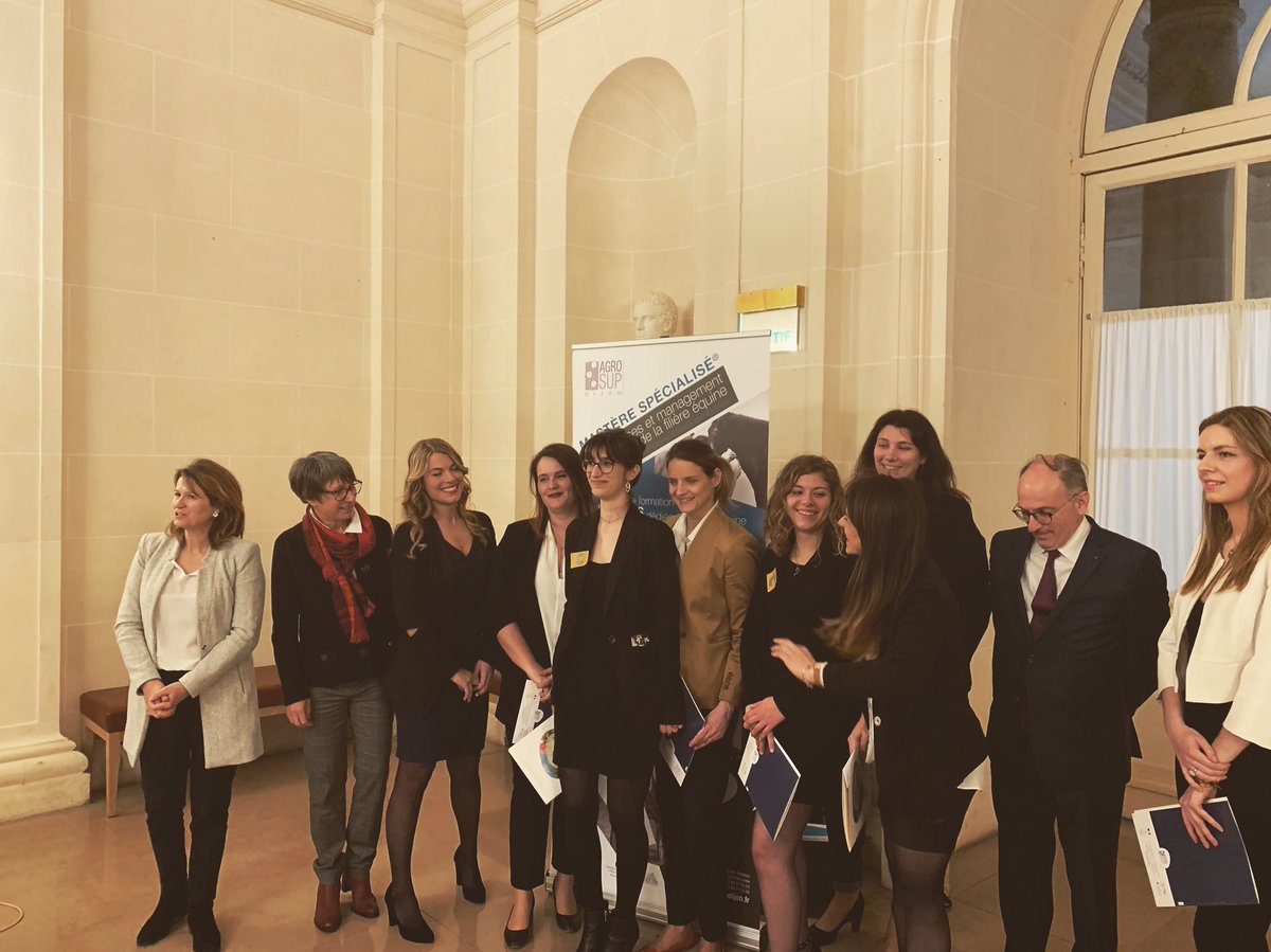 PanisMargaux's tweet photo. La promotion 2018 du MS Sciences et Management de la filière équine a été diplômée hier, au Sénat, grâce à l’accueil de notre marraine, Mme la Sénatrice Anne Catherine Loisier. À nouveau, je remercie les personnes qui ont rendu tout ceci possible.
Merci, encore, et à bientôt ! https://t.co/ZQcdrq8SyH