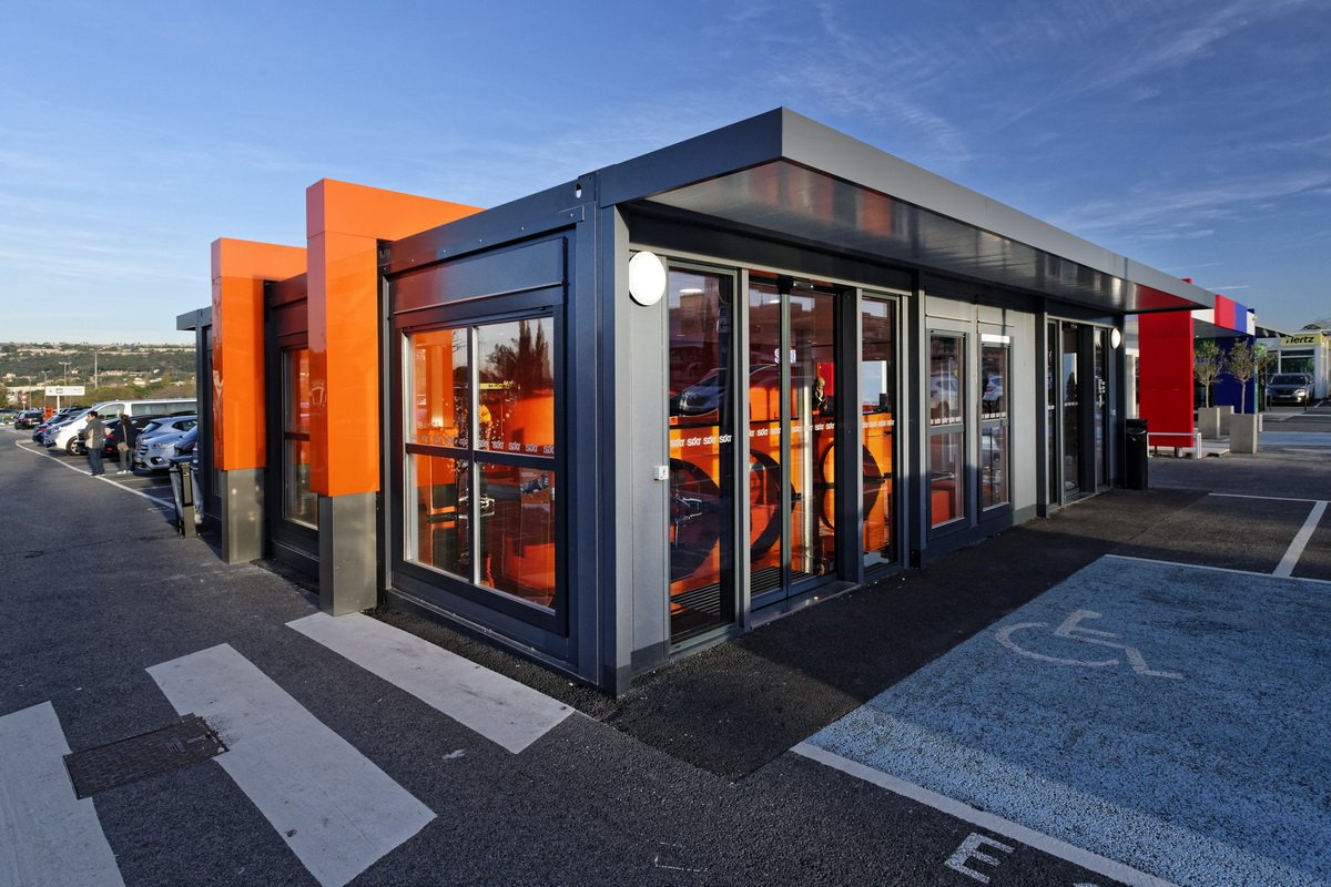 AlgecoSAS's tweet photo. [#ARCHITECTURE] "Tous les 4 ou 5 ans, il suffit de démonter, déplacer et remonter les structures. C’est rapide et #flexible."
Tous les avantages de la #ConstructionModulaire 🏗 qu'à découvert notre client @SixtFR 🚗 ⬇️
https://t.co/R1ZsyKpbAF https://t.co/T9ceDCYP9B