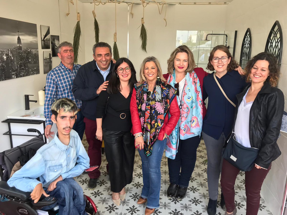 Compromiso_Lora's tweet photo. Galería de imágenes 📸 de miembros de Compromiso con Lora junto al candidato a la alcaldía por #CcL @nogalesruda y a la concejala de Desarrollo y Turismo, brindando su apoyo a comerciantes y personal que hizo posible la IX Muestra #Mercaxati2019 

#LdResGastronomía #LdResComercio https://t.co/Q9Nf7376yH