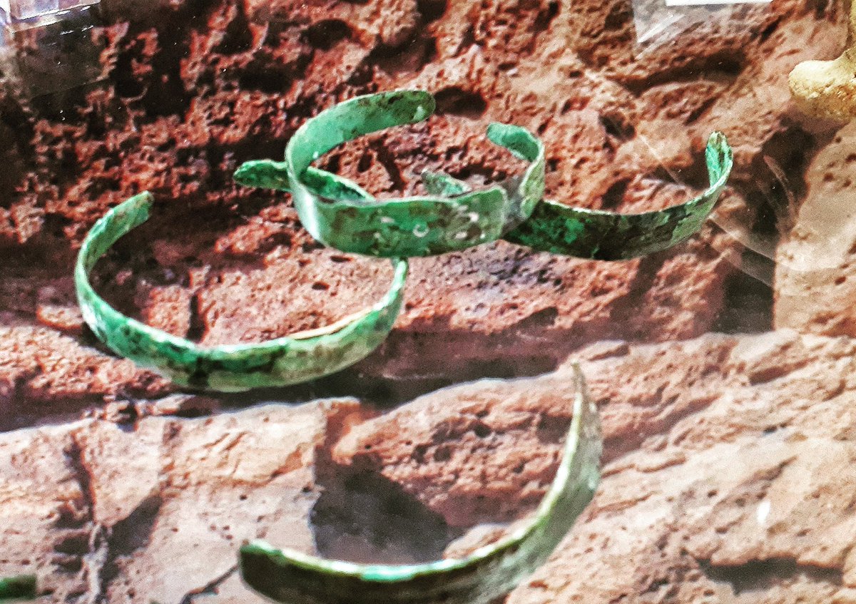 NuragheLosa's tweet photo. Li immaginiamo ai polsi delle belle e forti #donne_nuragiche questi bracciali in bronzo con decorazioni a cerchielli che vengono dal sitio archeologico del Nuraghe Losa. Vengono datati tra il #Bronzo finale e la prima età el #Ferro.

#NuragheLosa https://t.co/ZC7va73k6E