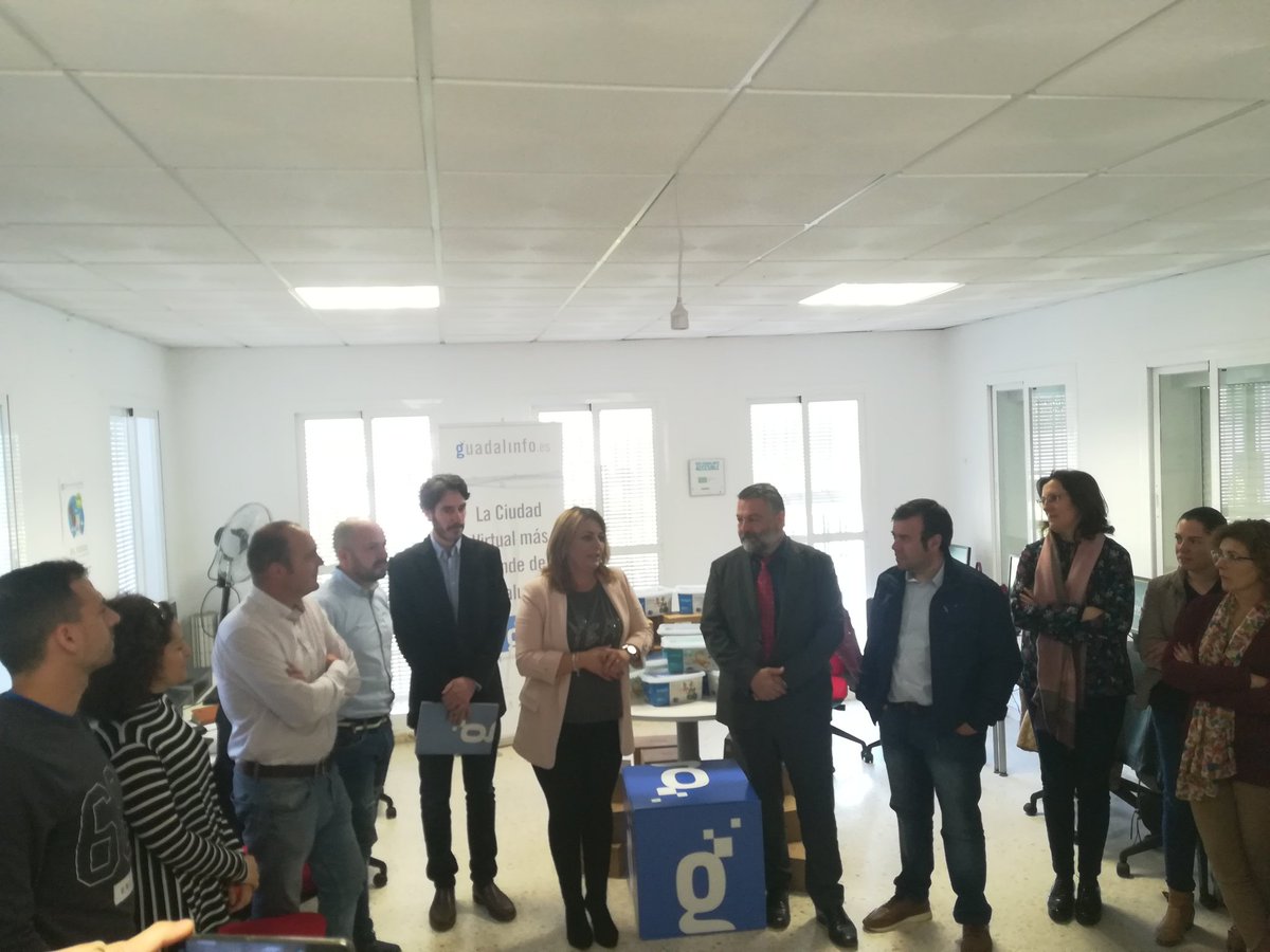 Buenos días desde <a href="/CG_El_Bosque/">CG El Bosque</a> #Cádiz. Estamos en la entrega a los centros de <a href="/RedGuadalinfo/">Vuela Guadalinfo</a> de los kits de #Robótica  de <a href="/diputacioncadiz/">Diputación de Cádiz</a> por parte de su diputada Elena Amaya, con el Director del @consorciofr y el delegado @EconomiaAnd
Formación posterior a cargo de <a href="/CGUbrique/">Punto Vuela Guadalinfo Ubrique</a>