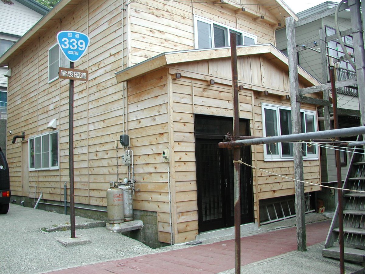 Hosomichi_13's tweet photo. 国道339号その４，階段国道の続き。写っている島は帯島。2003-7-29　#青森 #外ヶ浜 #酷道 #r339 #階段  #階段国道 #帯島 #archive https://t.co/gkXOYrJ31q