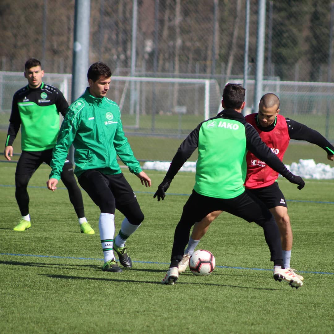 fussball_ch's tweet photo. RT FCSG_1879: Strahlende Sonne, frische Temperaturen 🔝 Bedingungen für das heutige #Training 💪 https://t.co/Xnpf2fLo1Z