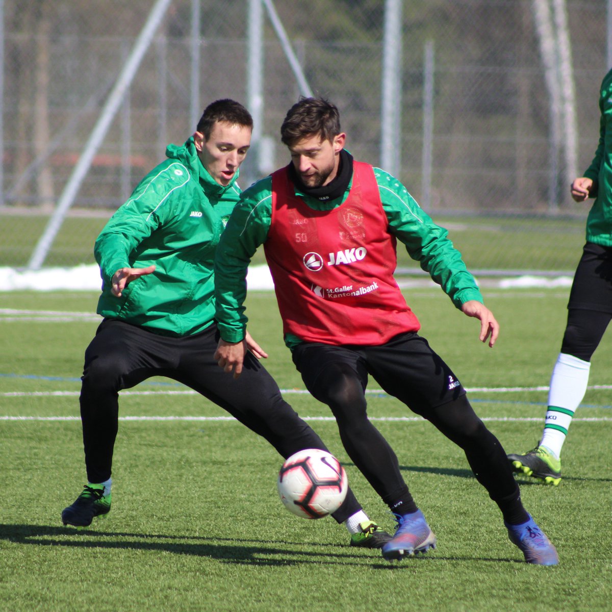 fussball_ch's tweet photo. RT FCSG_1879: Strahlende Sonne, frische Temperaturen 🔝 Bedingungen für das heutige #Training 💪 https://t.co/Xnpf2fLo1Z
