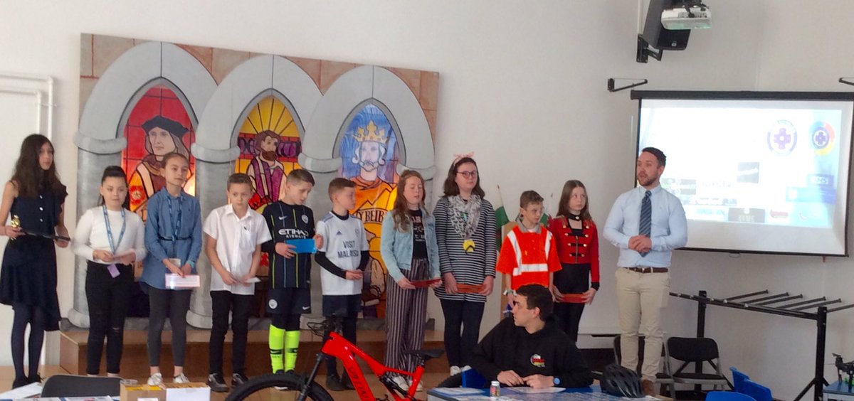 BroEirwg's tweet photo. Cyflwyniad plant Blwyddyn 6 ar ddechrau ein Diwrnod Uchelgais
Year 6 children introducing our Ambitions Day https://t.co/kQvwYVkjq9