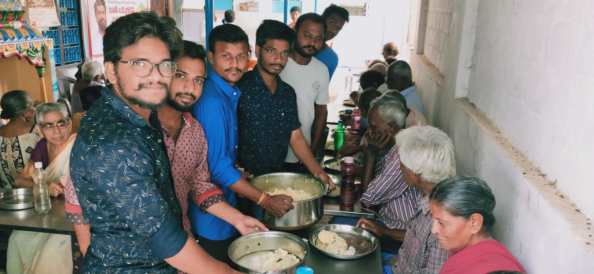 NelloreTeam's tweet photo. ఈరోజు మన టీం రామ్ చరణ్ ఆధ్వర్యంలో మన అభిమాన కథానాయకుడు మెగా పవర్ స్టార్ రామ్ చరణ్ గారి జన్మదినాన్ని పురస్కరించుకుని స్థానిక గీతామయి వృద్దుల ఆశ్రమంలో కేక్ కటింగ్ చేసి మరియు వృద్దులకు విందు పెట్టడం జరిగింది. అలాగే రామ్ చరణ్ గారికి వృద్దులందరు జన్మదిన శుభాకాంక్షలు తెలియజేశారు. https://t.co/EsiSHGbmMl