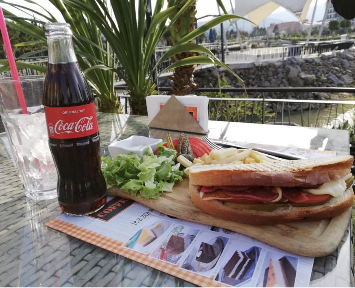 Tartışmasız dünyanın en lezzetli tostu😋 Menümüze eklenen bu lezzetli AYVALIK TOSTunu denemeye bekleriz😋😋😋