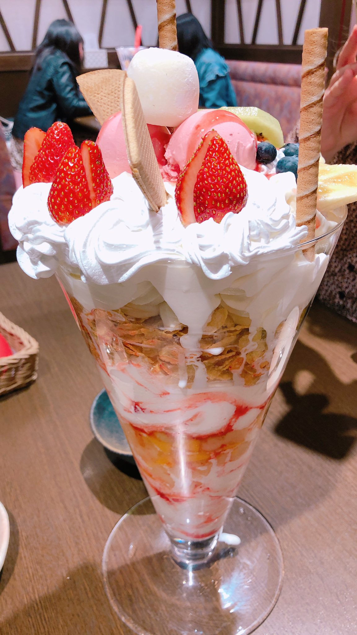 つくこ 暖家 岡谷店 高校生の頃以来のキングパフェ なんだかんだ毎年期間限定いちごパフェ食べてる気がする笑 キングパフェはとにかく時間勝負 アイスが溶けてフレークが重くなると入らないw 5人以上で食べると美味しく食べきれます 笑 暖家 つくこ 暖家 岡谷店 高校生の頃以来のキングパフェ なんだかんだ毎年期間限定いちごパフェ食べてる気がする笑 キングパフェはとにかく時間勝負 アイスが溶けてフレークが重くなると入らないw 5人以上で食べると美味しく食べきれます 笑 暖家