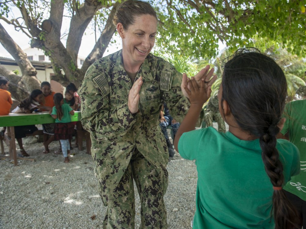 .@USNavy sailors play games with children in the Marshall Islands 🇲🇭 during @PacificPartner 2019, the largest annual multinational humanitarian and disaster relief mission conducted in the Indo-Pacific. #KnowYourMil