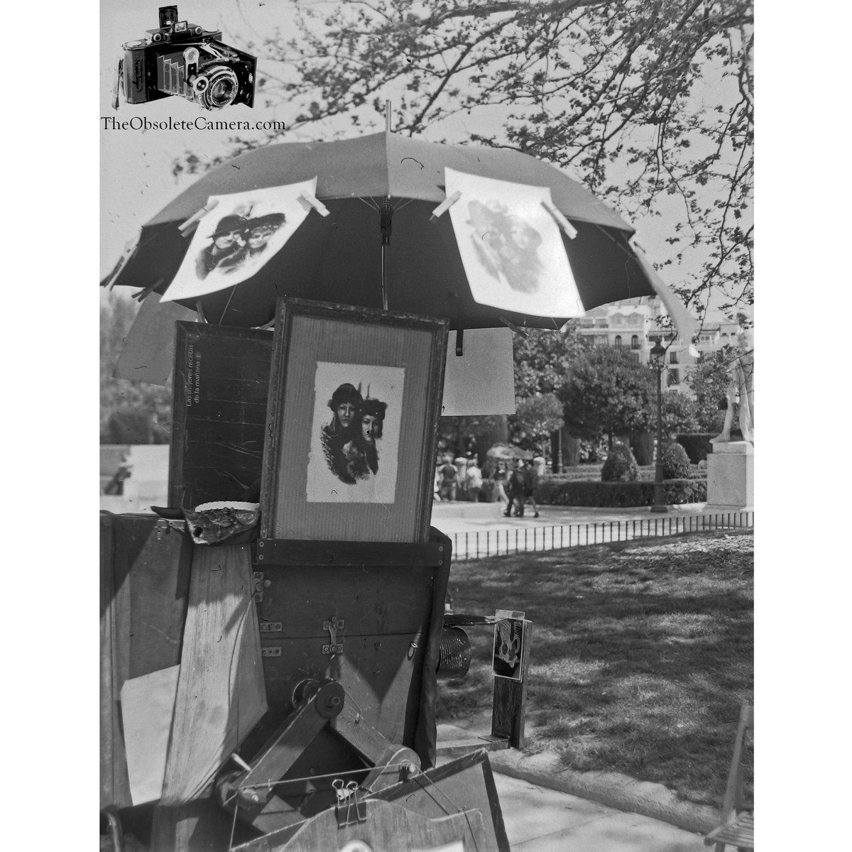 Obsolete_camera's tweet photo. 'Cámara Minutera', Pascual Miralles, Madrid. Ikonta f.1937 #IlfordFP4
https://t.co/Mm1QEsQfgj
#Ishootonfilm #filmphoto #theanalogclub #Blackandwhitephotos #blackandwhitephotography #blackandwhite #madrid #fotografiaminutera #afghancamera #afghanboxcamera #film #streetphotography https://t.co/zoBE8mILpS