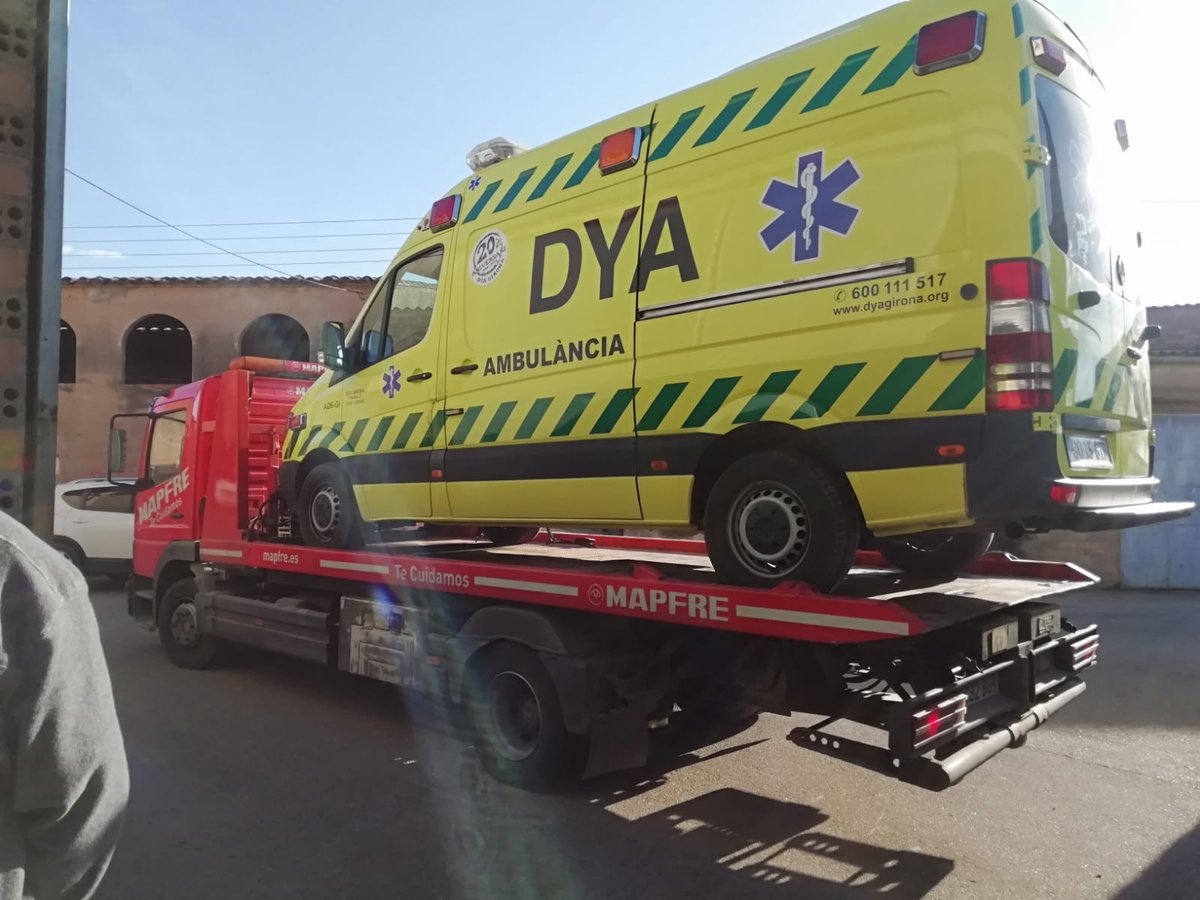 Entran en el garage de DYA Girona y roban de dos ambulancias equipamiento medico sanitario,  documentaciones y las inutilizan poniendo azucar en el deposito de combustible. Un acto vandálico muy grave y premeditado. La delegación afincada en Verges no puede entender esta barbarie