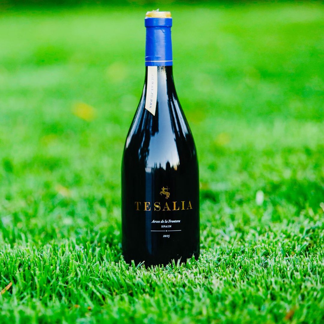 🇪🇸  Un vino para que el mundo pueda disfrutar del fruto de las tierras de Cádiz, tocado por la brisa de 2 mares.

🇬🇧 A wine so that the world can enjoy the fruit of the lands of Cádiz, touched by the breeze of 2 seas.

bodegatesalia.com