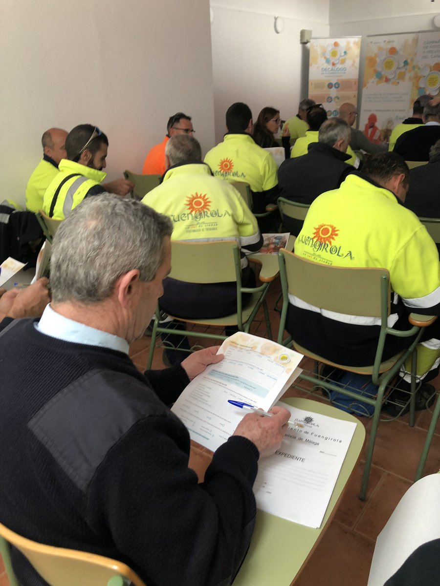 disfrutadelsol's tweet photo. ¿Qué es el #CáncerdePiel y por qué se produce? La Dra. @magdalenatroya da respuesta a estas y otras cuestiones que se plantean los trabajadores de exterior del ayuntamiento de @fuengirola #DisfrutaDelSol ☀️ #TrabajaSoludable #Soludable2020 @AgenciaCostaSol https://t.co/0dvk8TXlyd
