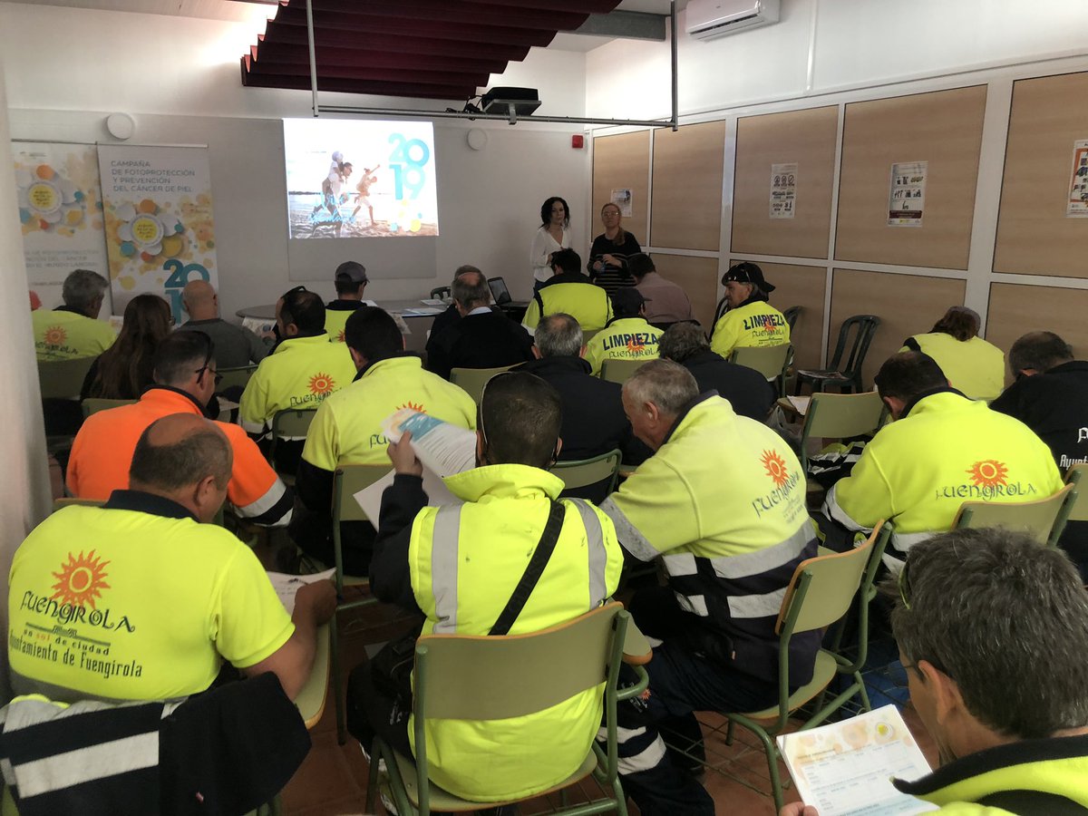 disfrutadelsol's tweet photo. ¿Qué es el #CáncerdePiel y por qué se produce? La Dra. @magdalenatroya da respuesta a estas y otras cuestiones que se plantean los trabajadores de exterior del ayuntamiento de @fuengirola #DisfrutaDelSol ☀️ #TrabajaSoludable #Soludable2020 @AgenciaCostaSol https://t.co/0dvk8TXlyd