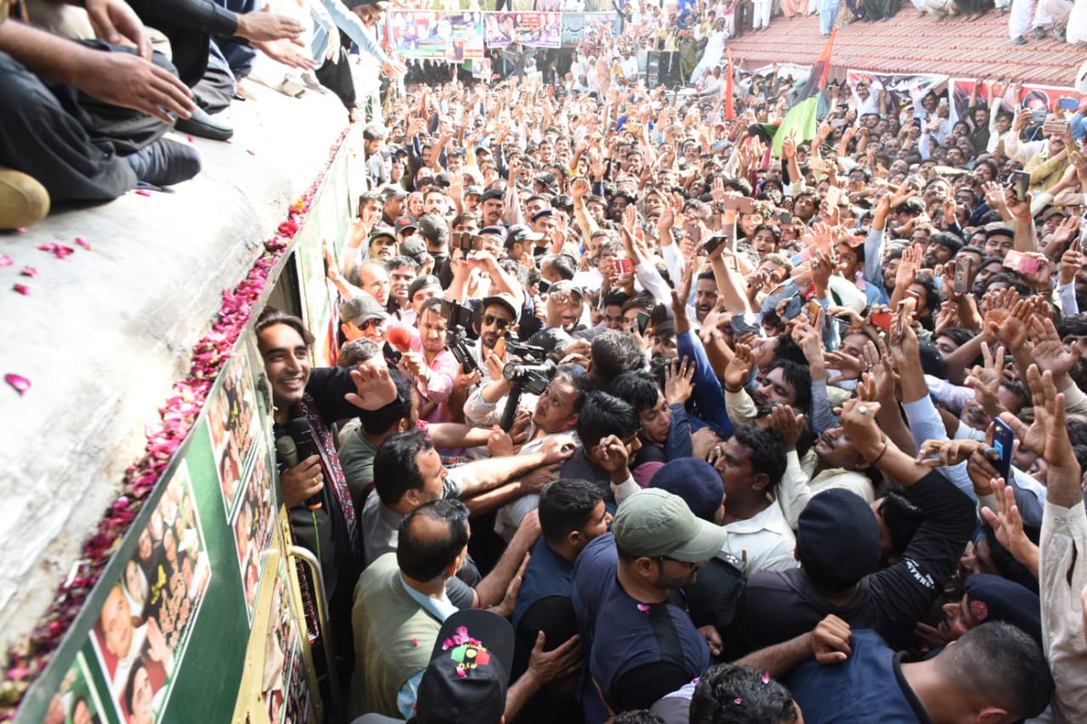 MediaCellPPP's tweet photo. پڈیدن - کم آبادی والا علاقہ۔۔ جیے بھٹو کے نعروں سے گونج اٹھا جب جیالوں کے ٹھاٹھیں مارتے ہوئے سمندر نے چیئرمین پاکستان پیپلز پارٹی بلاول بھٹو زرداری کا استقبال کیا۔

#BhuttoKaKarawan #Padidan #NaushahroFeroze https://t.co/OvRNeqSKvJ