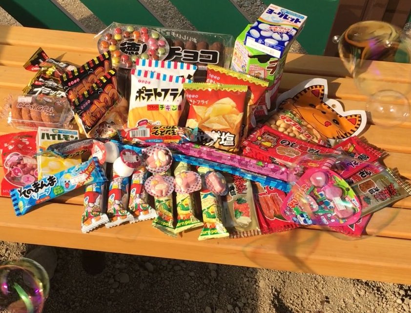 0405_tomo's tweet photo. 3/26  日本一の駄菓子屋
3人でお菓子買う時とか割り勘やから入れたもん勝ちみたいな。結局すごい量になるってゆうね。
公園行ってお菓子食べてシャボン玉してって。こんなことで楽しめるそんな2人が大好き。
ゴンちゃん運転ありがと！ https://t.co/VZlHkbbWAN