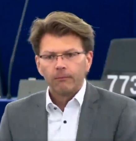 Wenn du gerade erst ein #SamsungGalaxyS10Plus gekauft hast und dann das #HuaweiP30Pro gezeigt wird
<a href="/HuaweiMobileDe/">HUAWEI Mobile DE</a> 
#artikel13