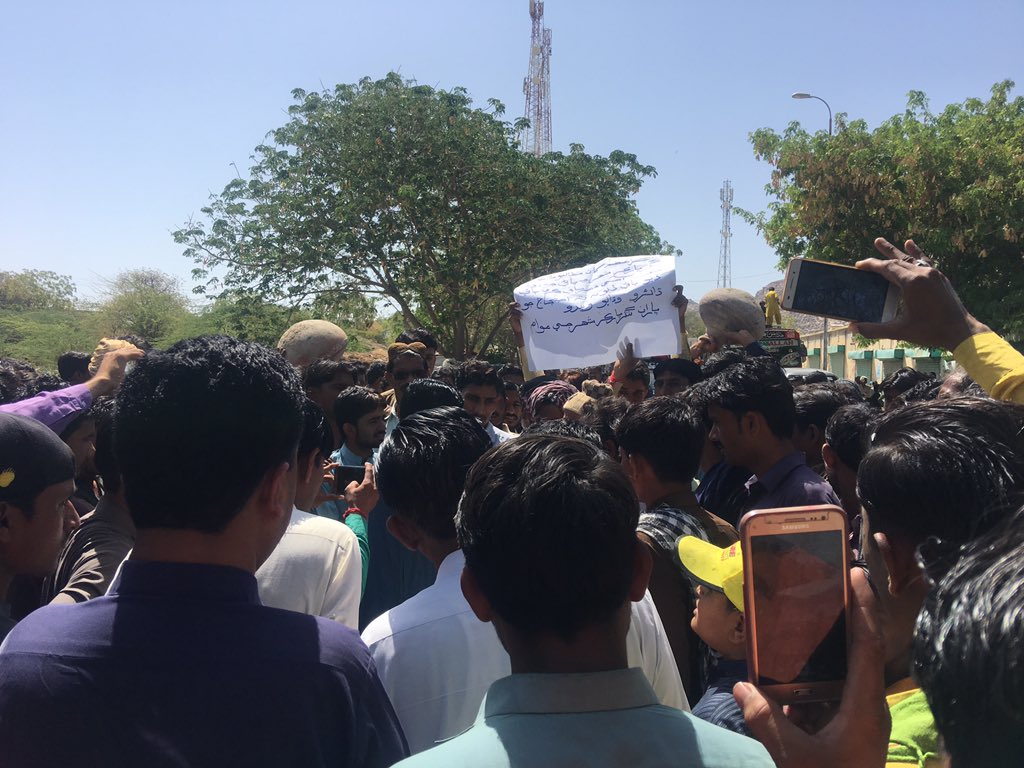 ZulfiqarKhoso1's tweet photo. ایک طرف بلاول بھٹو عوام کو جگانے ٹرین مارچ کر رہے تو دوسری طرف صحراء تھر کے رہواسی پانی کی قلت کے خلاف احتجاج کر رہے ہیں۔۔۔
#WaterIsOurLife 
#TharNeedsWater 
#Watershortage 
@gabeeno @Xadeejournalist @HanifSamoon1 @HamidMirPAK @asmashirazi @murtazawahab1 https://t.co/U4Hwzt8bys