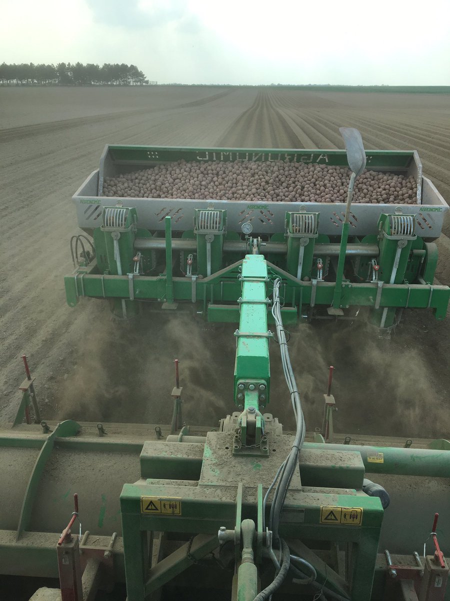 BournaisonV's tweet photo. Début des plantations de pommes de terre #fecules @Fragritwittos @Tereos merci @benj_thi pour le plant 😁 https://t.co/BaX5Ol6R3s
