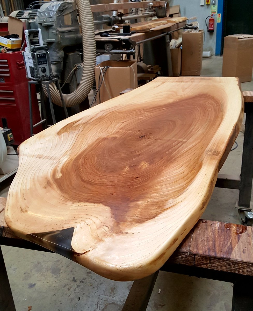 stobbszee's tweet photo. A rather nice breakfast bar for an amazing kitchen.
#elm
#kitchen
#liveedgefurniture #interiors #interiordesign #industrialfarmhouse #liveedgediningtable #epoxy #liveedge #liveedgewood #waneyedge #waneyedgetable #bespokefurniture #liveedgeslab #woodslab #slabtable
#stonehenge https://t.co/jPTz5os544
