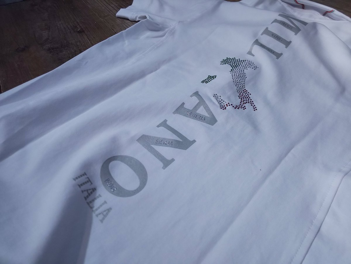 AGEM9yokohama's tweet image. 新作紹介🌸
ラインストーンポロシャツが入荷しました✨
袖には英字デザインがされてるポケットが付いており、襟裏にもデザインされています✨
バックや細部にこだわった、これからのシーズンにぴったりなポロシャツになっています😃
number   FDPB19-A02
price       ￥6,800(+tax)
#FUGA横浜 #FREEDEE