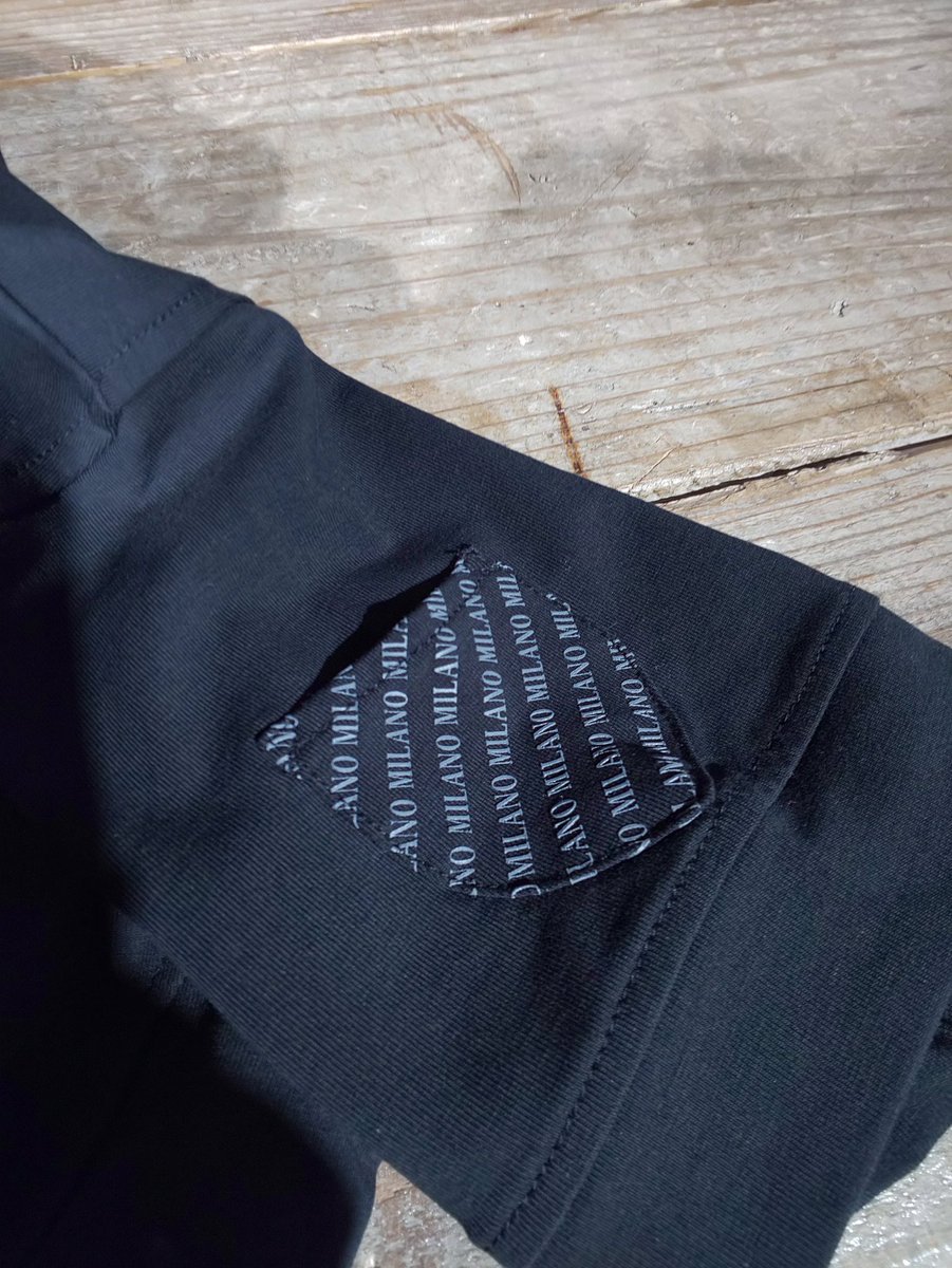 AGEM9yokohama's tweet image. 新作紹介🌸
ラインストーンポロシャツが入荷しました✨
袖には英字デザインがされてるポケットが付いており、襟裏にもデザインされています✨
バックや細部にこだわった、これからのシーズンにぴったりなポロシャツになっています😃
number   FDPB19-A02
price       ￥6,800(+tax)
#FUGA横浜 #FREEDEE