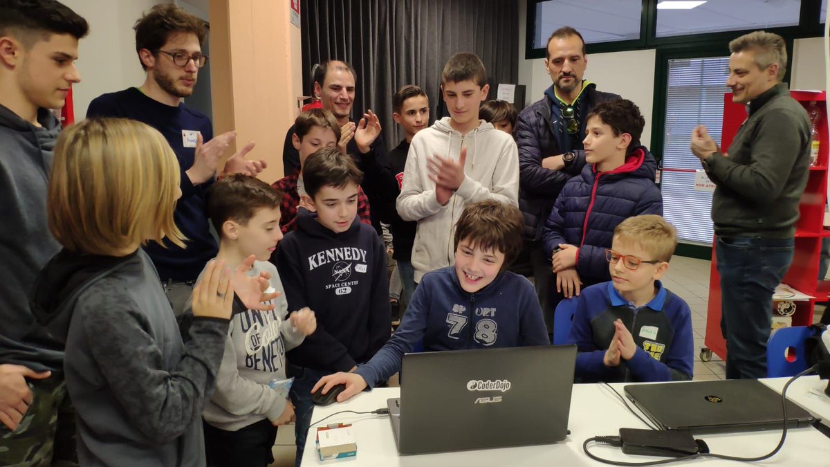 coderdojopd's tweet image. #ArduinoDay #TinkerCad passione condivisione con il #CoderdojoPD
al #TalentLAB