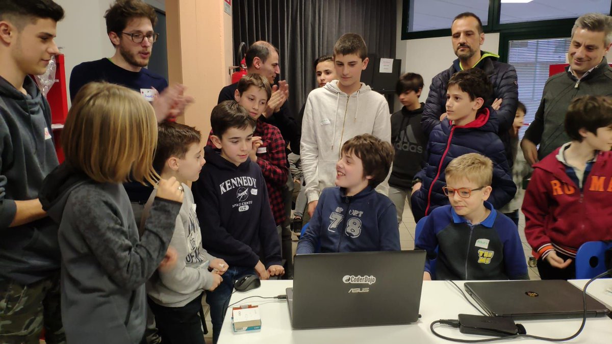 coderdojopd's tweet image. #ArduinoDay #TinkerCad passione condivisione con il #CoderdojoPD
al #TalentLAB