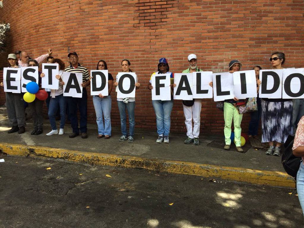 #Venezuela paralizada. Más perdidas se acumulan, vidas, educación, productividad. El GOBIERNO DE FACTO se escuda en las sanciones, lo que no dice es que las sanciones son consecuencia de la violación de derechos y está en sus manos tomar los correctivos. #EleccionesLibres