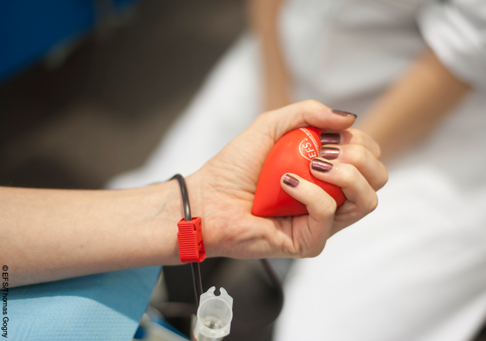 EFS_dondesang's tweet photo. #LaQuestionDuMercredi Qui vais-je aider avec mon don ? Une femme qui a perdu du sang durant un accouchement difficile, un accidenté de la route, un patient atteint d’un cancer... Tous ont un besoin vital de produits sanguins. ➡️ https://t.co/KBUvav9lH9 #DonDeSang https://t.co/yFIF6fP7mV