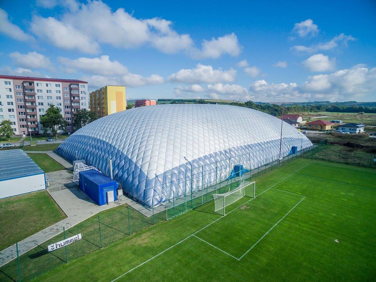 Дэрэн клубийн бэлтгэлийн талбай. Энэ ондоо багтаад битүү дээвэртэй болно гэв. 

Төв цэнгэлдэхийн зүүн талд.