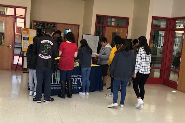 LibertyMSLib's tweet image. Last week,  librarians from the Fairfax County Public Library came to Liberty during lunch to sign students up to get free library cards.   Now, over 100 more students can  access free eBooks and audiobooks using the FCPL apps.