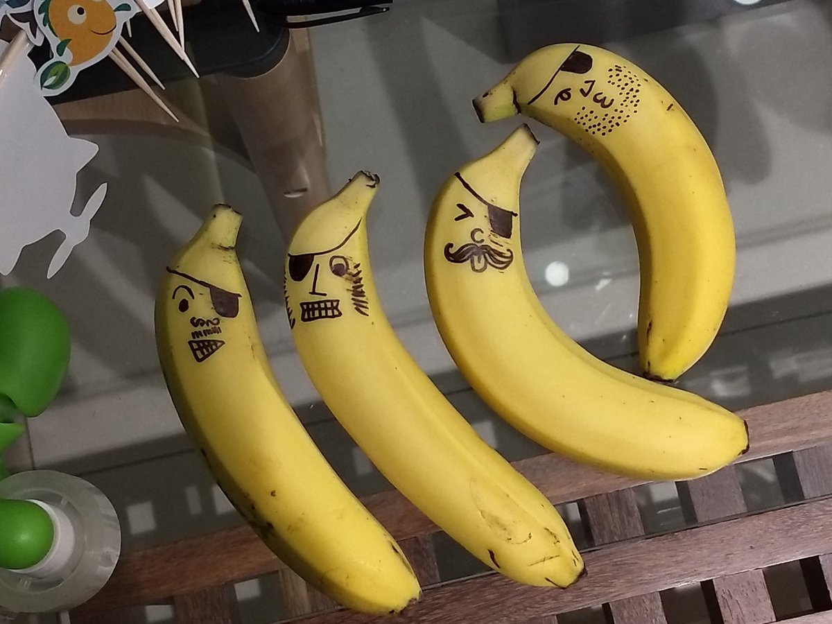 monstrenga's tweet photo. Acabei de perceber que as bananas piratas que fiz para o aniversário da minha filha são o @MRG + convidado @affonsosolano @DiogoMRG @BetoMRG https://t.co/wqQZqmd5yQ