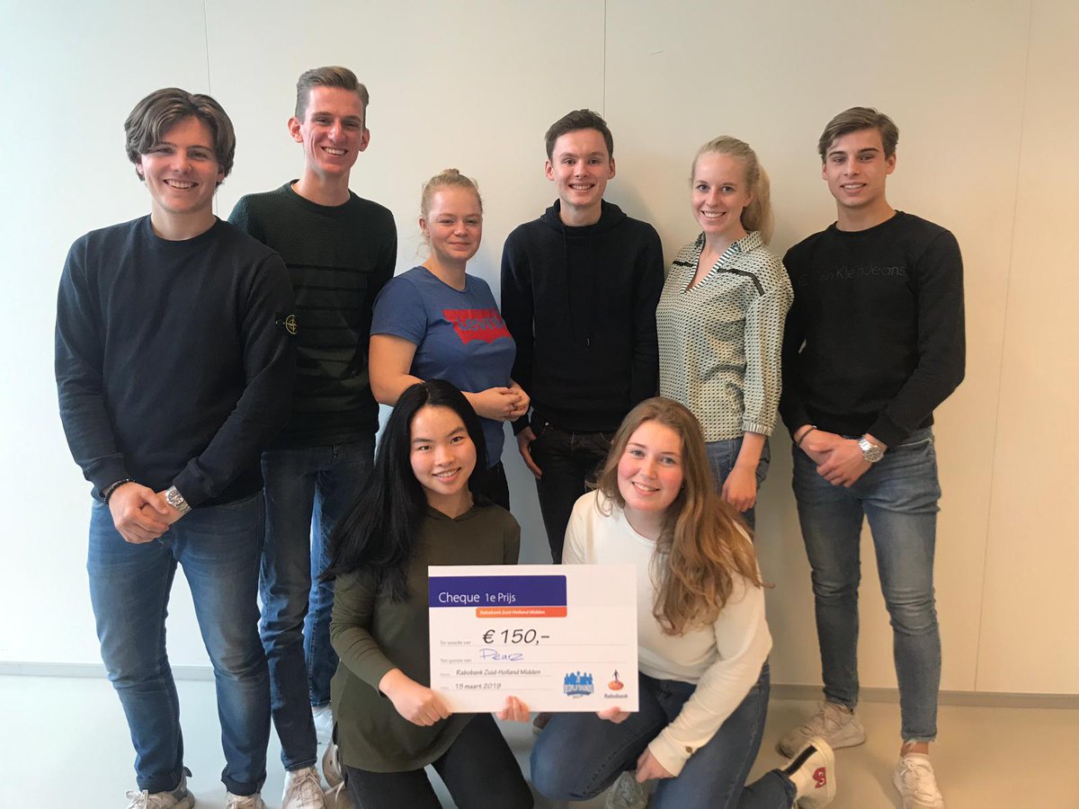Pearz_sc's tweet photo. Eindelijk hebben wij onze cheque in ontvangst genomen✨💰. Laats hadden wij de BG-ondernemersplan prijs, waar 13 teams van onze opleiding aan meededen. Wij de eerste prijs hebben bemachtigd. 🥇🎉 #JO #jongondernemen #technischebedrijfskunde #hhs #haagsehogeschool #pearz #scvhj19 https://t.co/fvtEsBxCmb