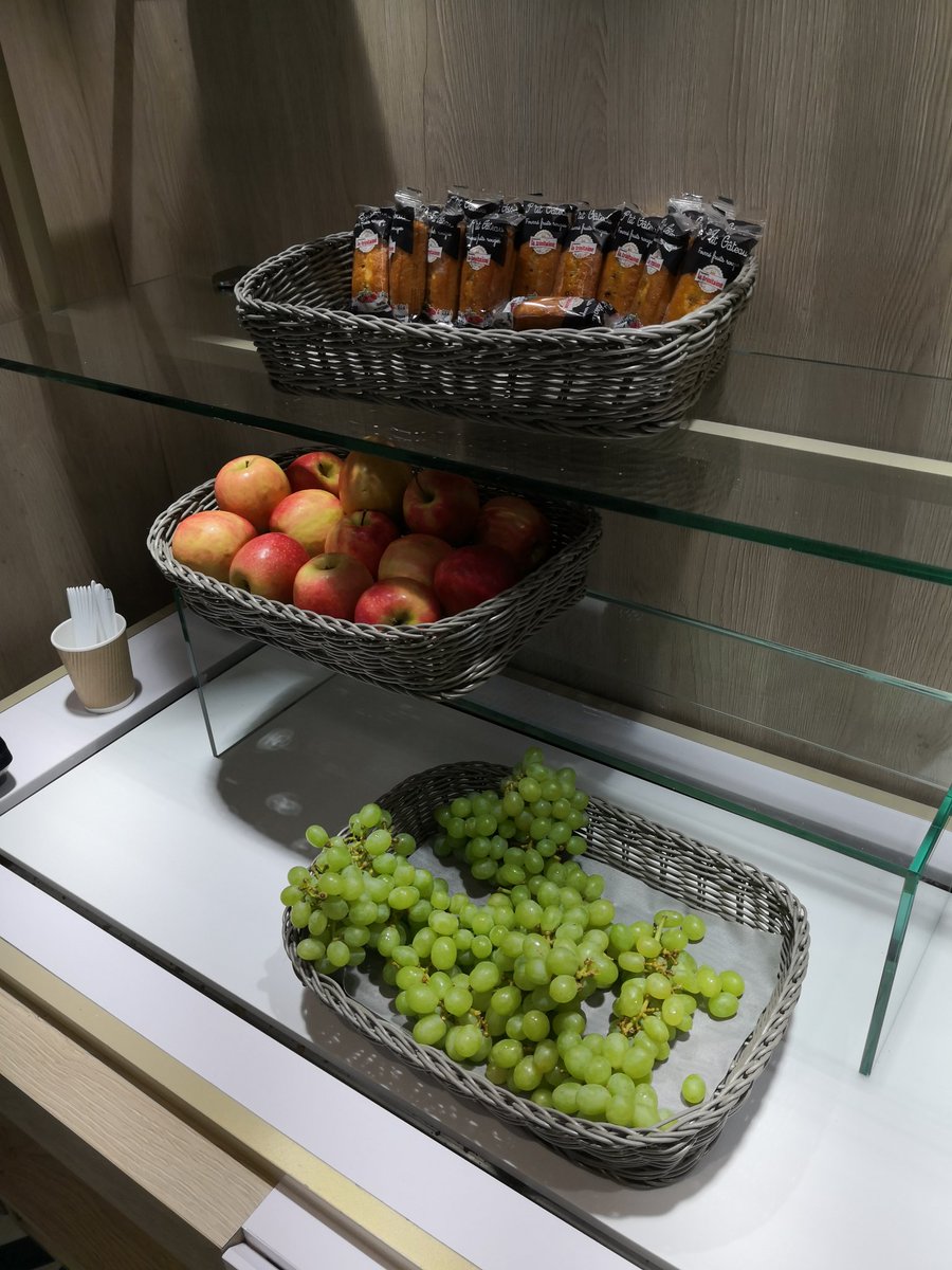 RomainMAGELLAN's tweet photo. Si tu as faim il ne faut pas compter sur le buffet, enfin à ce niveau ce n'est plus un buffet du salon @AirFranceFR, alors oui il y a des choses bien plus grave, je vous l'accord mais là quand même c'est ce moquer du monde #affligeant, c'est peut être la saison du 🍇 ? https://t.co/Hv78MtUpMX