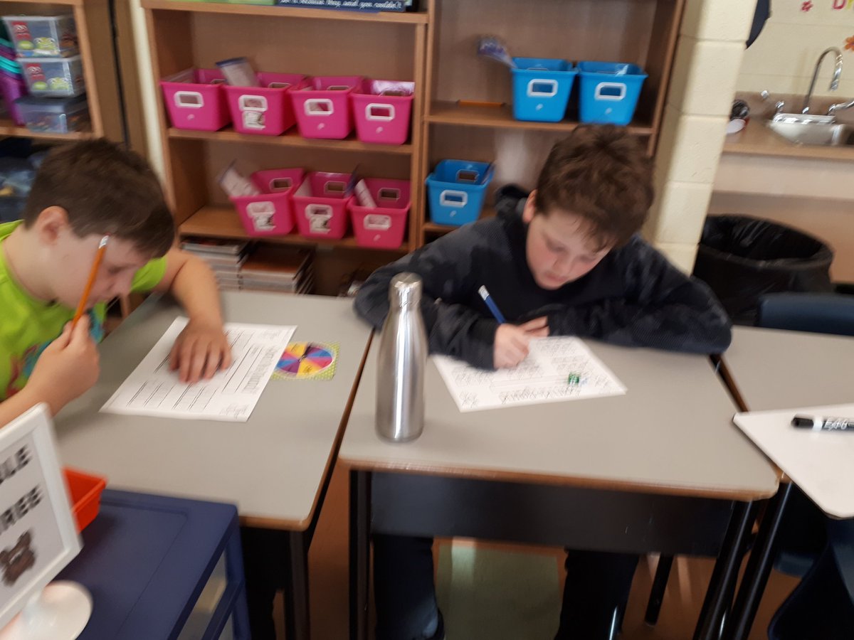 FayeLukeTony's tweet photo. Math blocks #introtofractions @paradiseelem @NLESDCA @NLESDNT https://t.co/KeAvEIjTwY