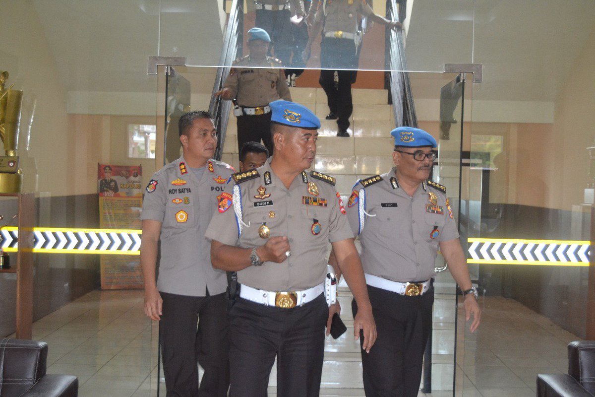 POLRES_PASER's tweet photo. Kapolres Paser AKBP Roy Satya Putra, S.I.K,M.H Menyambut Tim supervisi divisi profesi dan pengamanan polri biro provos
#satgasnusantara #poldakaltim
#satgasnusantarakaltim
#polisi #polres #kaltim
#Kamihumaspolri
#thebestpol #sobatpolri #PolriPromoter
#PolriNetral #provam https://t.co/rz563vRtYW