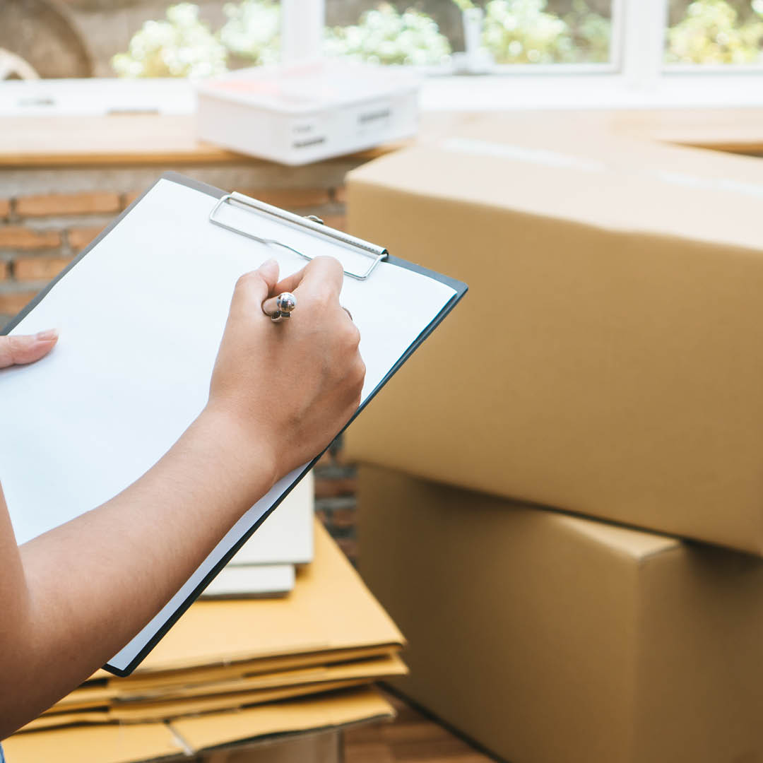 MovingAPT's tweet image. We recommend you employ the services of an expert broker that will thoroughly oversee the moving of all your belongings, using packing materials that are recommended and accounting for all your items. Let us help you! #NewHouse #MovingTips #Packing #Moving