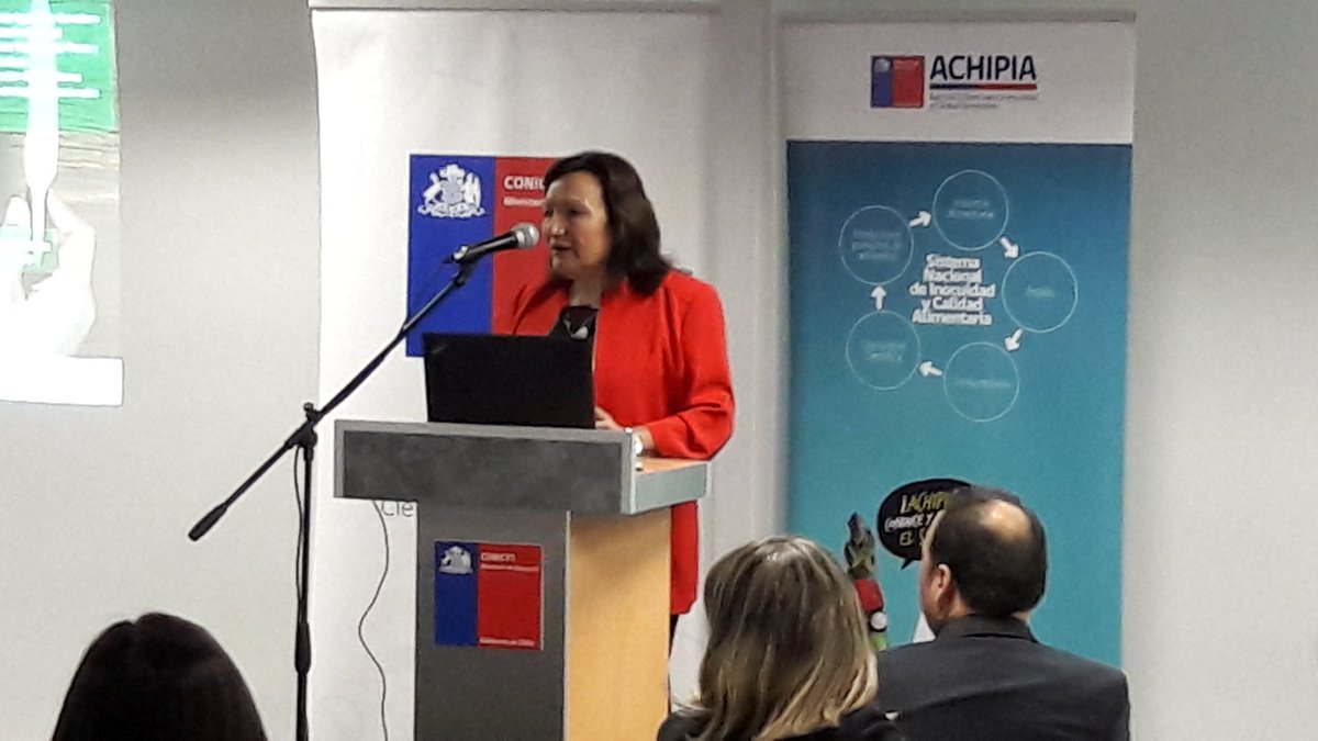 ACHIPIA's tweet photo. La Secretaria Ejecutiva de @ACHIPIA, Nuri Gras, da la bienvenida al primer taller de vinculación ciencia y empresa en inocuidad y calidad alimentaria, organizado por @ACHIPIA, fondef, conocer #ChileLoHacemosTodos https://t.co/tVjdyem4JO