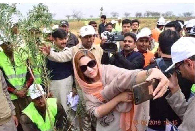 Pashtun_khan's tweet photo. Believe me these two are Federal Ministers.
#mentalityLevel Check karo #PTI https://t.co/KD6jQJHjyI