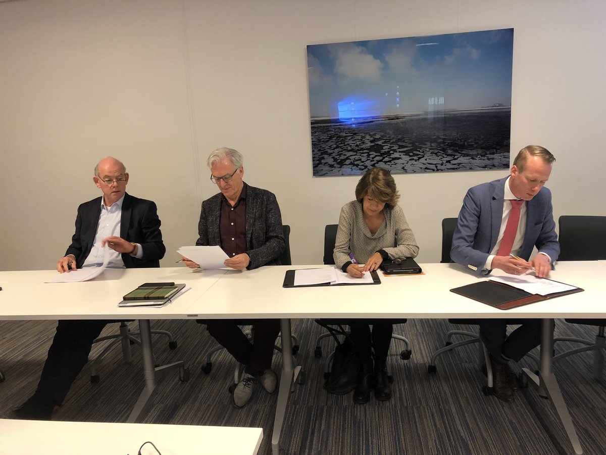 De handtekeningen zijn gezet! Samen ondertekenden we met alle Zeeuwse overheden het Convenant Klimaatadaptatie Strategie Zeeland <a href="/Rijkswaterstaat/">Rijkswaterstaat</a> <a href="/VNGemeenten/">VNG</a> <a href="/waterschap/">Scheldestromen</a> <a href="/provzeeland/">Provincie Zeeland</a>