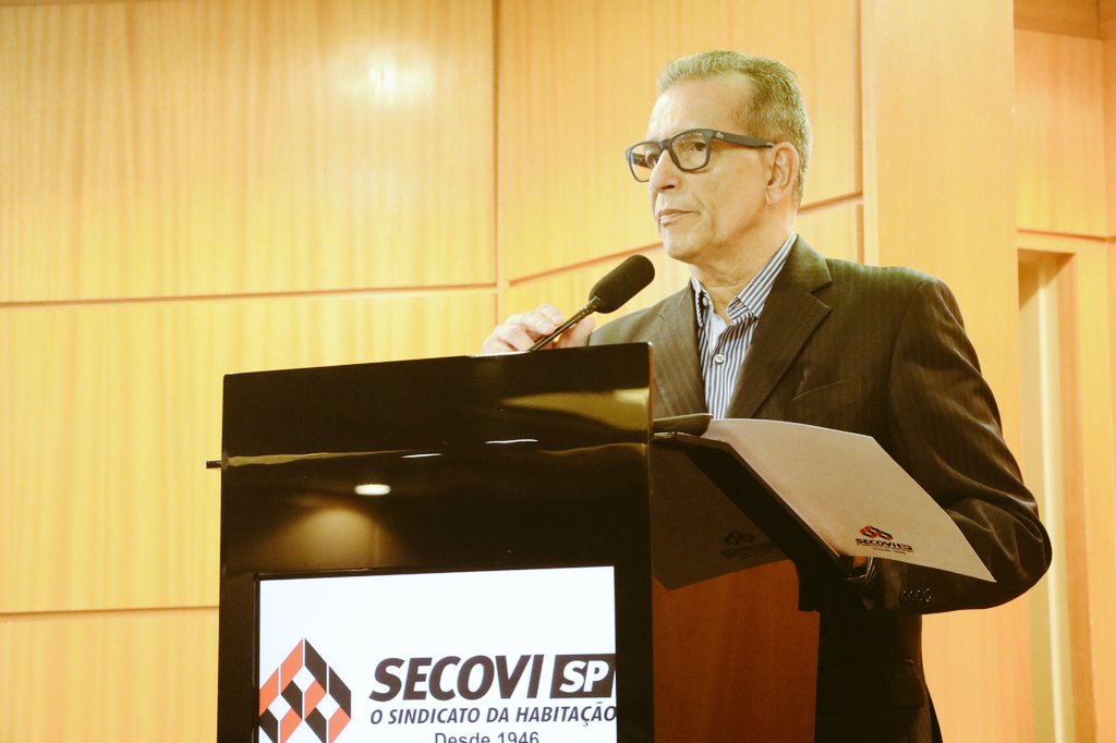 fenaci's tweet photo. Começa agora no @secovisp a apresentação do Anuário do Mercado Imobiliário 2018. Com a palavra  Celso Petrucci, economista-chefe do Secovi-SP. Antes, falou Basílio Jafet, presidente atual da entidade. https://t.co/bONqJkH9td