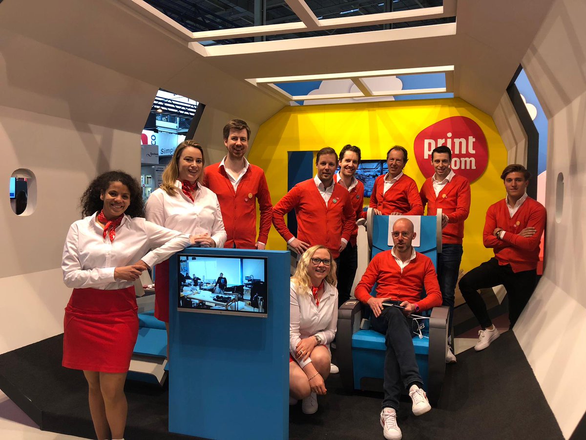 Tijd om elkaar nog beter te leren kennen: co-creatie houdt ons tenslotte in de lucht ;-). Check in op stand F120 voor een first class printreis. Wij staan al klaar in de cockpit! #signprintexpo #standf120 #printdotcom #ambacht #passie #creativiteit #frequentflyer #firstclass