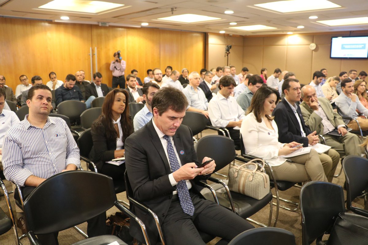 fenaci's tweet photo. Começa agora no @secovisp a apresentação do Anuário do Mercado Imobiliário 2018. Com a palavra  Celso Petrucci, economista-chefe do Secovi-SP. Antes, falou Basílio Jafet, presidente atual da entidade. https://t.co/bONqJkH9td