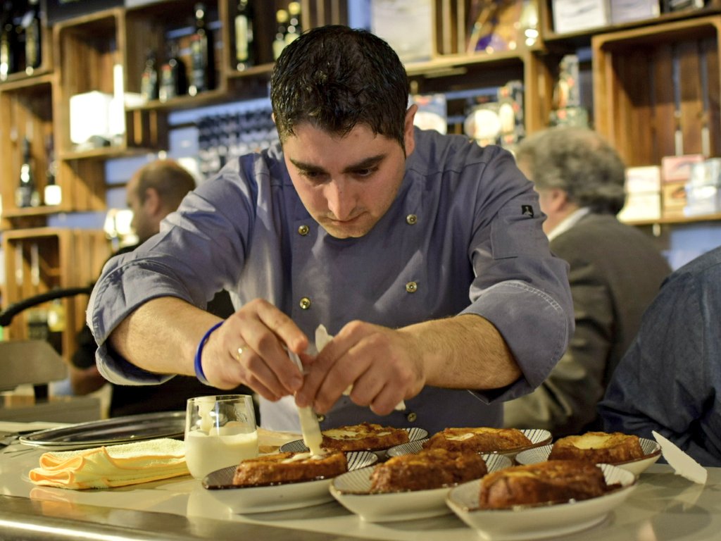 .@RubenAmro de <a href="/Latorreboxart/">LaTorre BoxArtHotel</a> ha sorprendido con una #torrija ahumada con nogal dulce y granizado de horchata y otra tradicional 🤤🤤
#lasmejorestorrijasdeMadrid