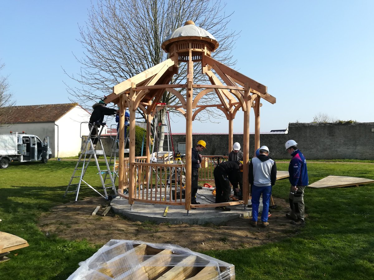 MarcHeurtauxEN's tweet photo. Montage kiosque BTS SCBH stagiaires @GRETA_Normandie @RegionNormandie @LaplaceLycee #mairiebavent https://t.co/wIinqrOFET