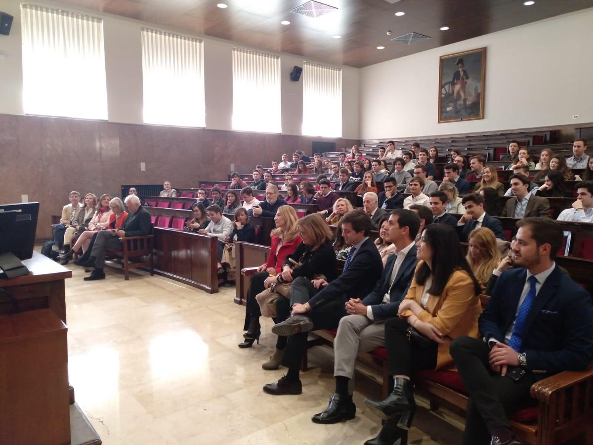udearagon's tweet photo. Gran coloquio con Adolfo Suárez Illana en la Facultad de Derecho. Gracias a todos, ¡ha sido un éxito! https://t.co/JLxS4ZEHm0