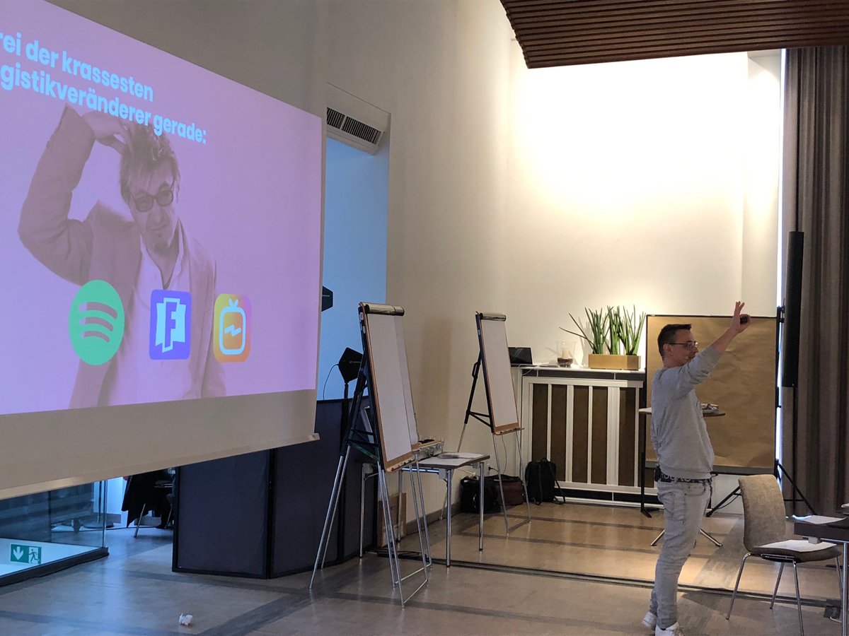 Daniel Terner von ⁦<a href="/AnfangMachen/">Anfang Machen</a>⁩ zeigt an, wie beispielsweise Spotify die #Logistik verändert ⁦@The_LIHH⁩ #Digitalisierung