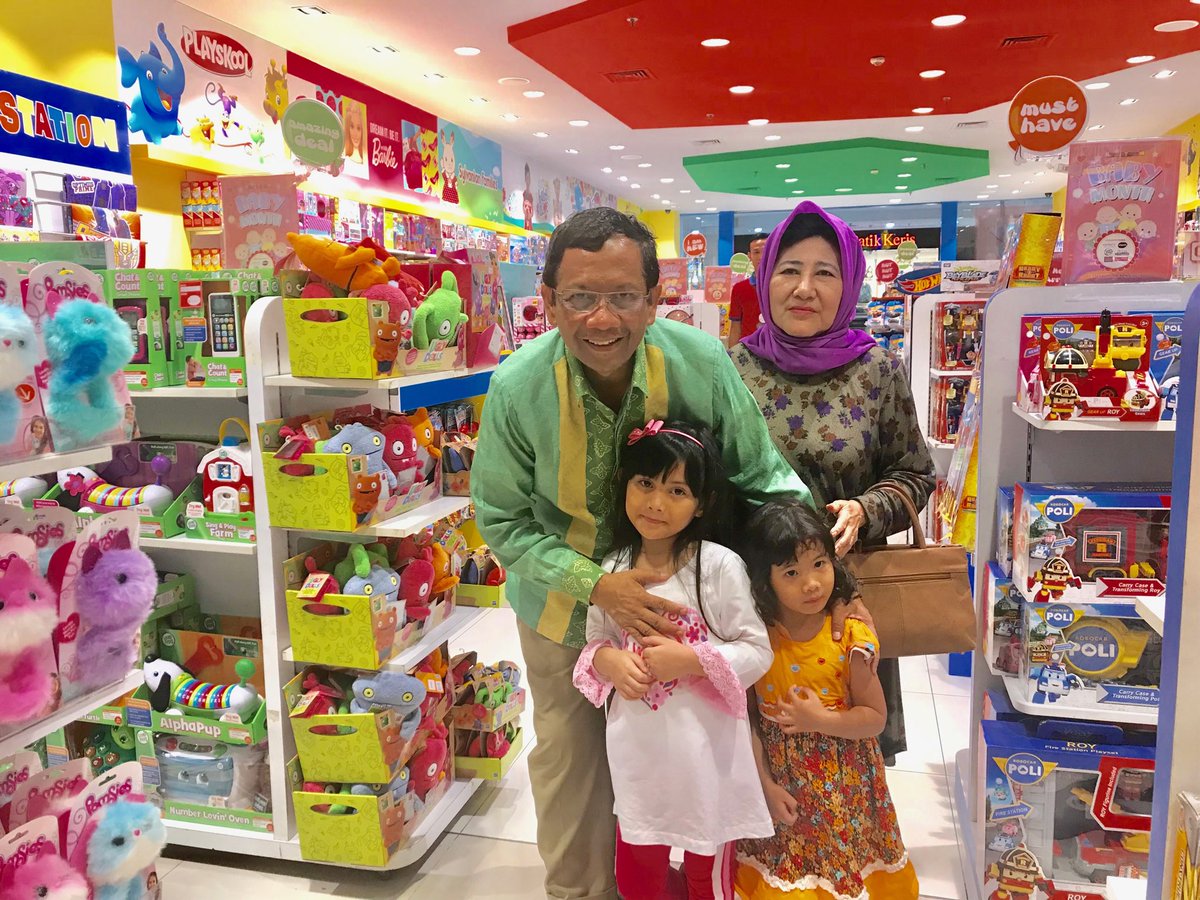 mohmahfudmd's tweet photo. Mumpung di Yogya, menemani dua cucu yg selalu menjadi pengobat letih, Irada dan Ada, ke toko mainan Kid Station, Ambarukmo Palace (Ampelas) Yogyakarta. Berdoa tiada henti agar cucu-cucu kami kelak menjadi puteri Indonesia yang sholihah. https://t.co/kV1rqGsGIV